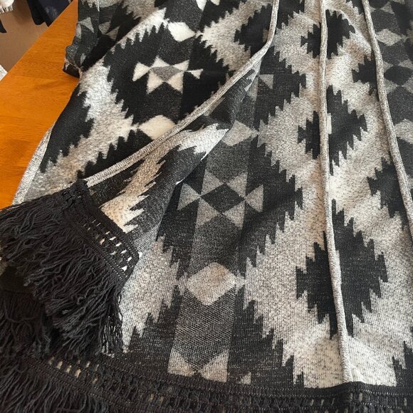 Size XS/S American Eagle Outfitters Aztec black white poncho wrap with fringe - Picture 9 of 9